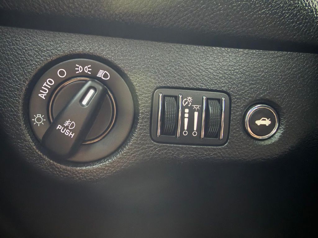 2015 Dodge Challenger Image 25