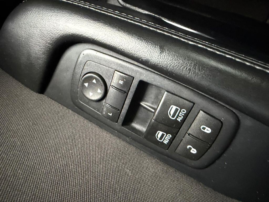 2015 Dodge Challenger Image 26