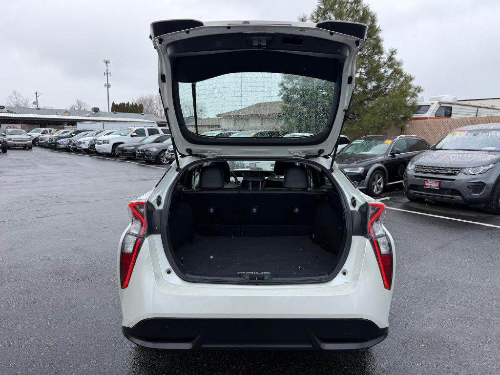 2016 Toyota Prius Image 11