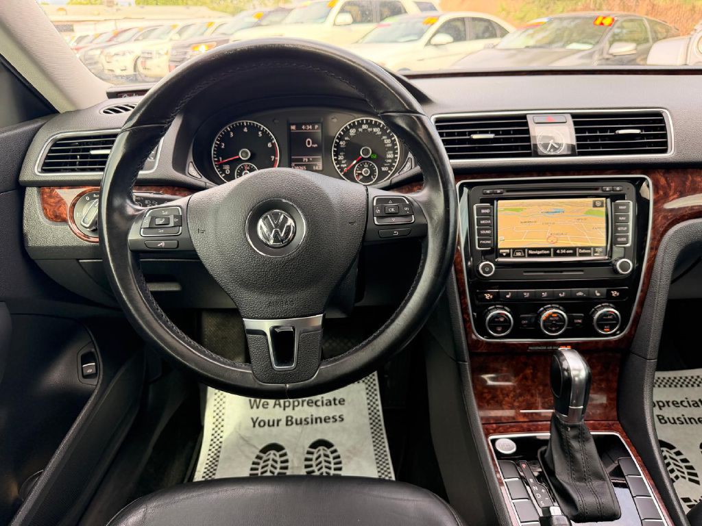 2013 Volkswagen Passat Image 17