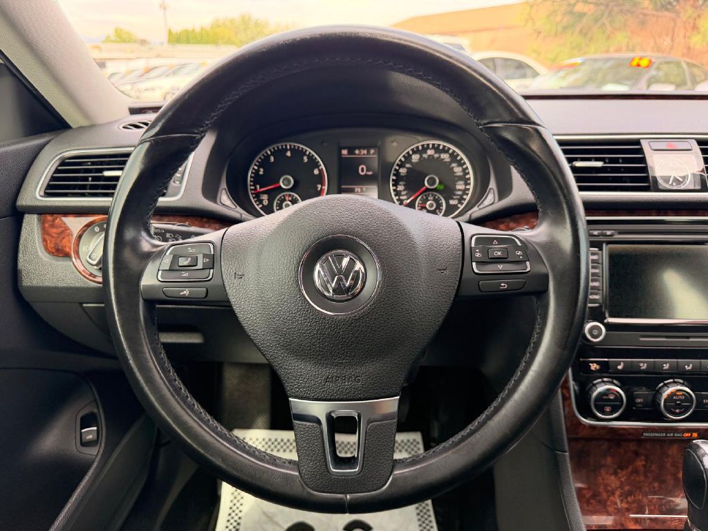 2013 Volkswagen Passat Image 18