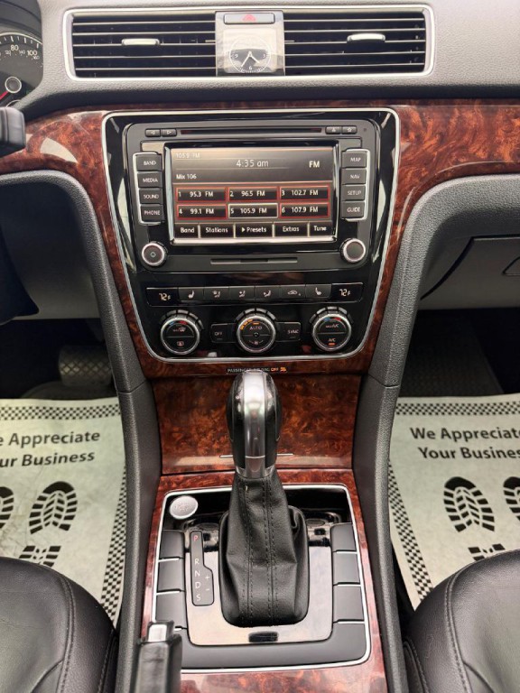 2013 Volkswagen Passat Image 19