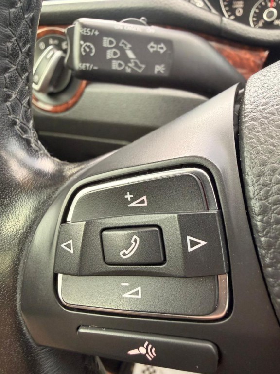 2013 Volkswagen Passat Image 28