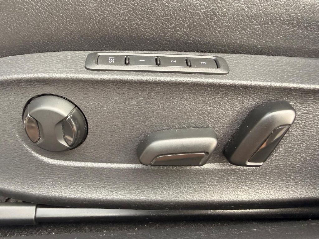 2013 Volkswagen Passat Image 31
