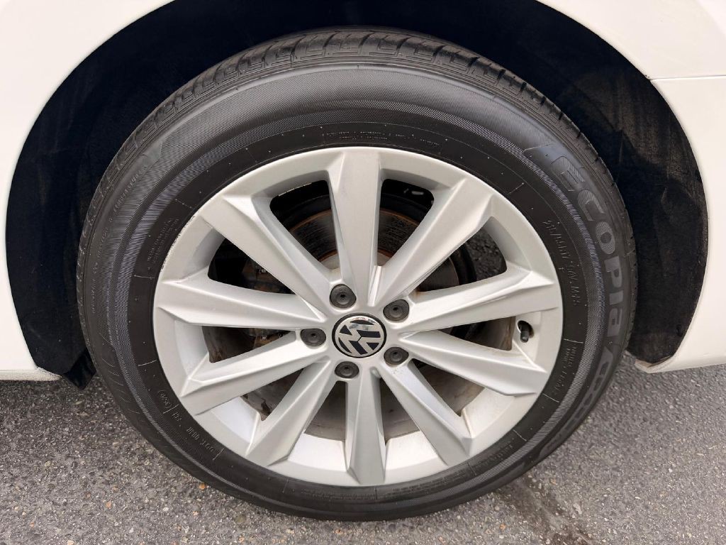 2013 Volkswagen Passat Image 33