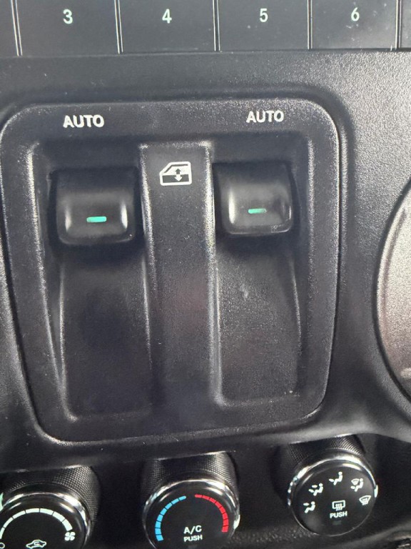 2014 Jeep Wrangler Image 24