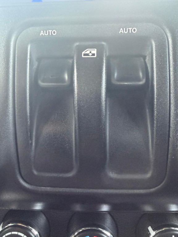 2012 Jeep Wrangler Image 24