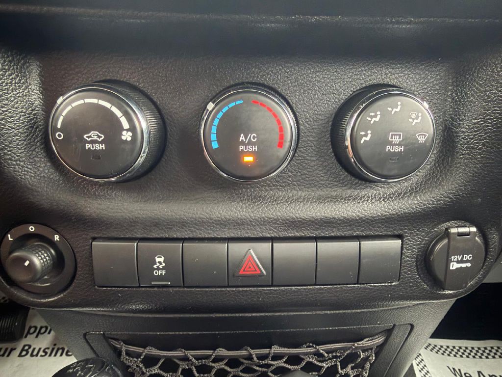 2012 Jeep Wrangler Image 23