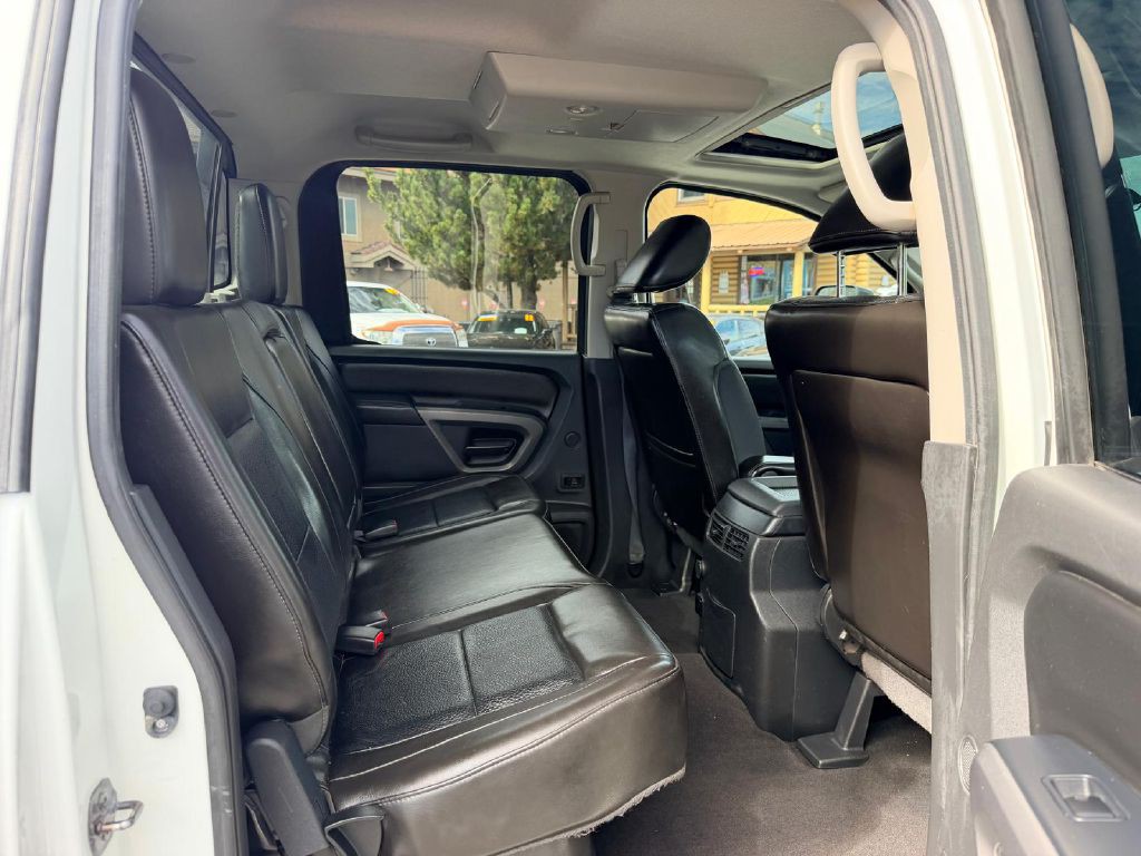 2015 Nissan Titan Image 15