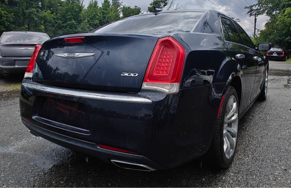 2018 Chrysler 300 Image 2