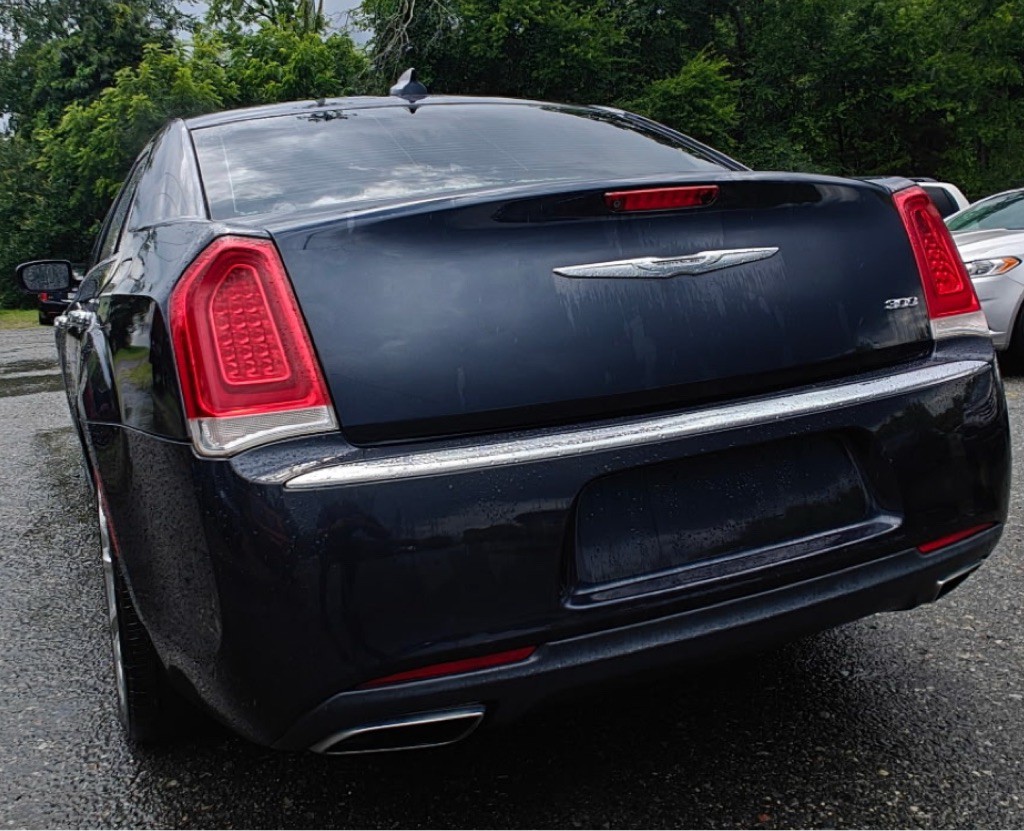 2018 Chrysler 300 Image 4