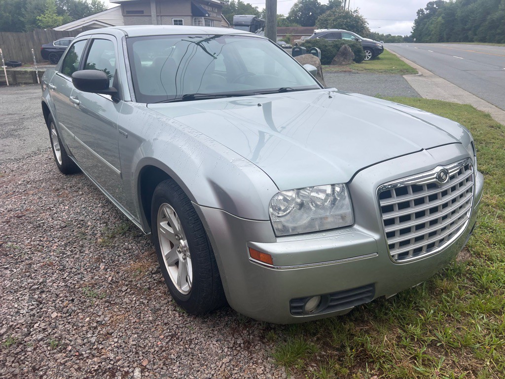 2006 Chrysler 300 Image 2