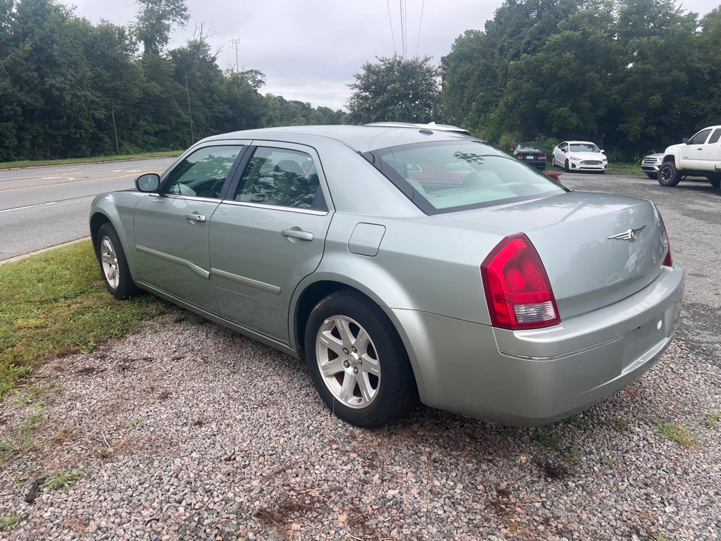 2006 Chrysler 300 Image 3