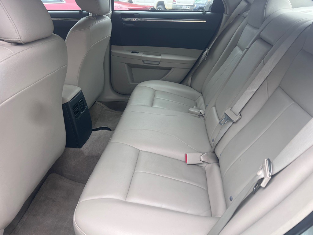 2006 Chrysler 300 Image 6