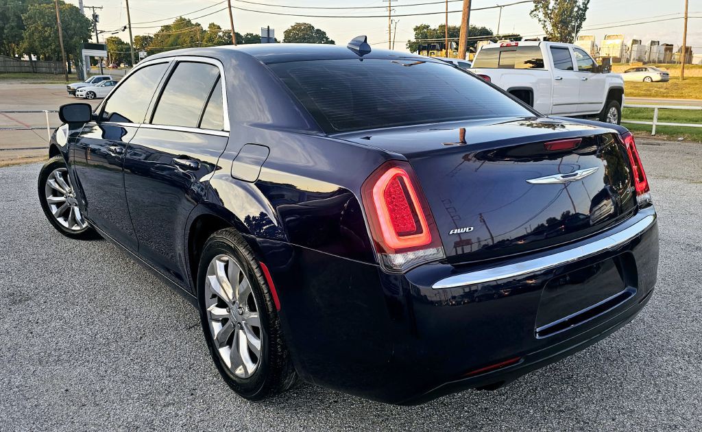 2015 Chrysler 300 Image 4