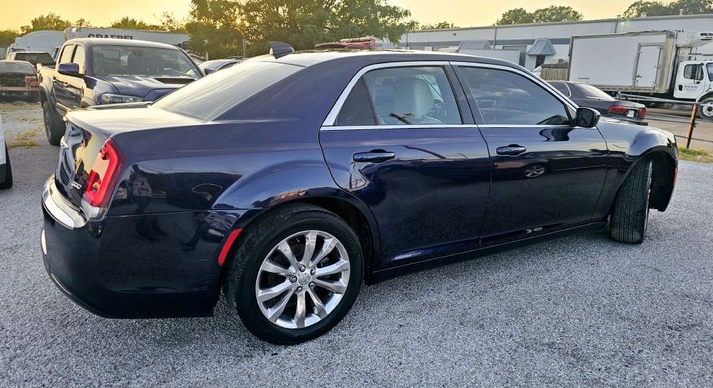 2015 Chrysler 300 Image 7