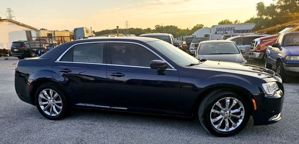 2015 Chrysler 300 Image 8