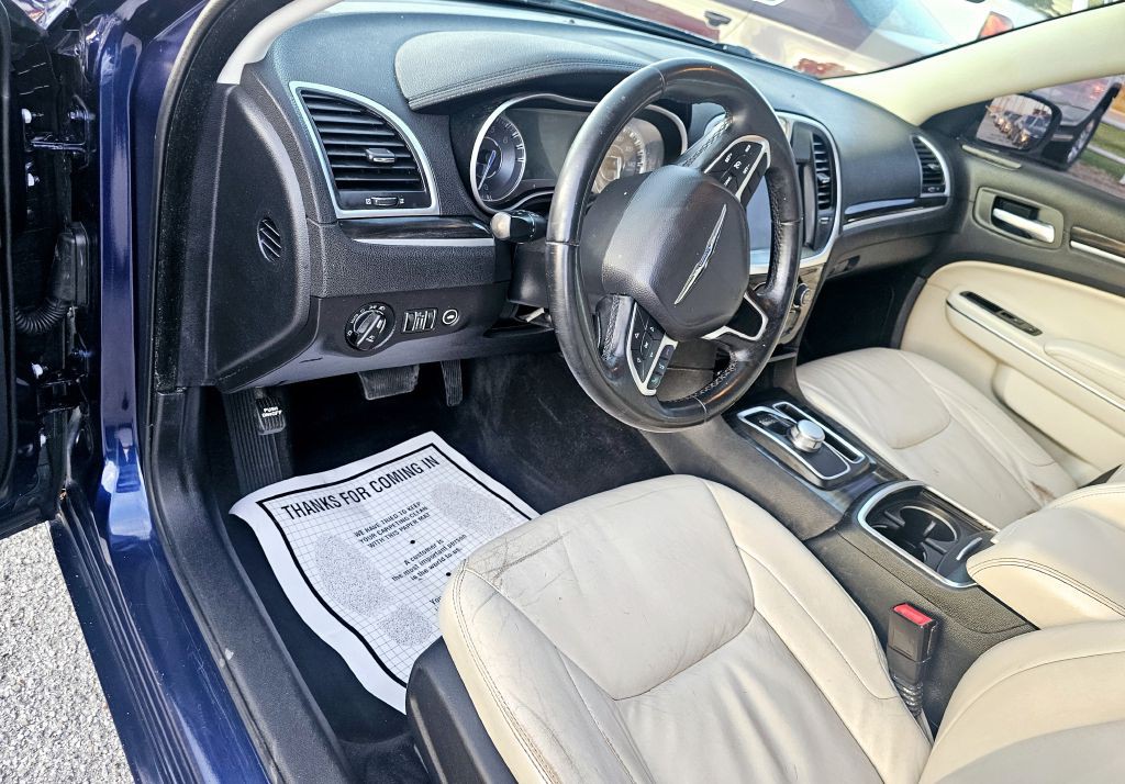 2015 Chrysler 300 Image 10