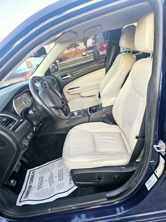 2015 Chrysler 300 Image 11
