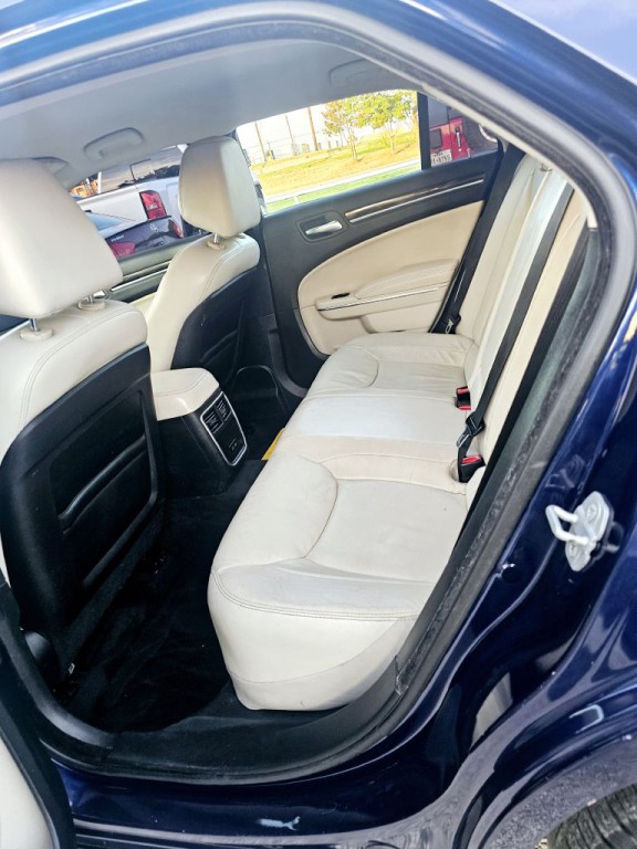 2015 Chrysler 300 Image 12