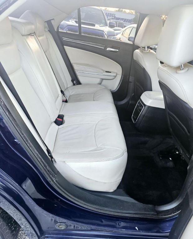 2015 Chrysler 300 Image 13