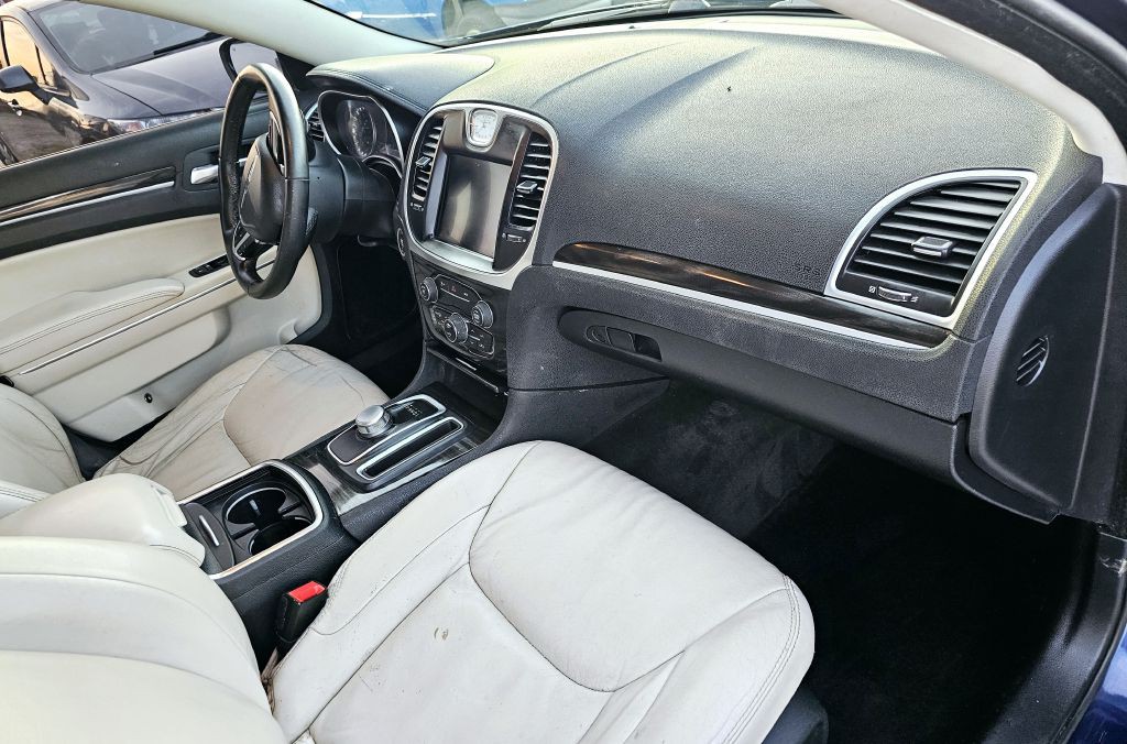 2015 Chrysler 300 Image 14