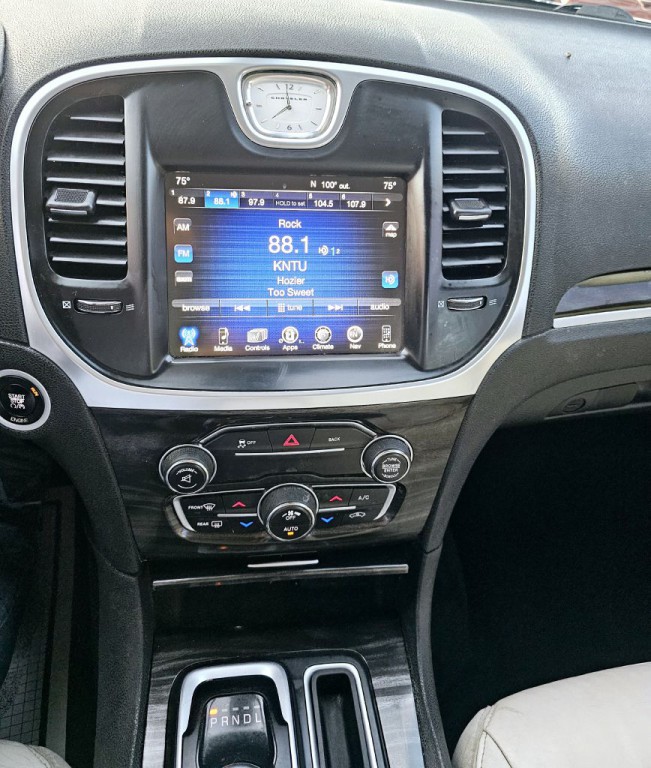 2015 Chrysler 300 Image 16