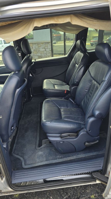 2003 Chrysler Town & Country Image 10