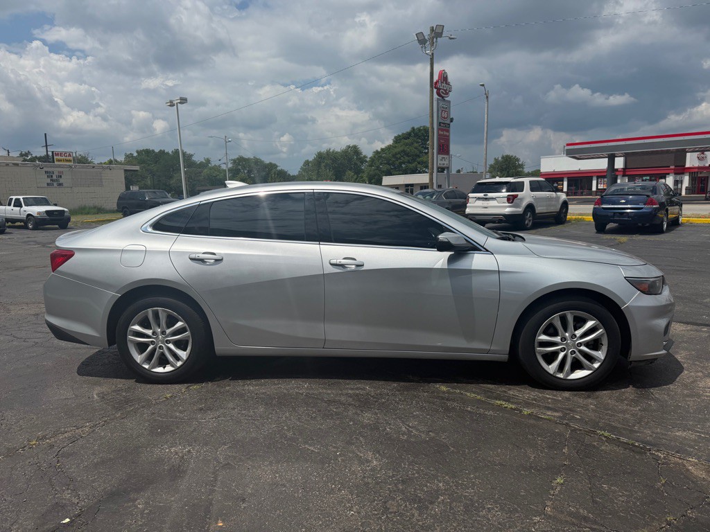 2017 Chevrolet Malibu Image 3