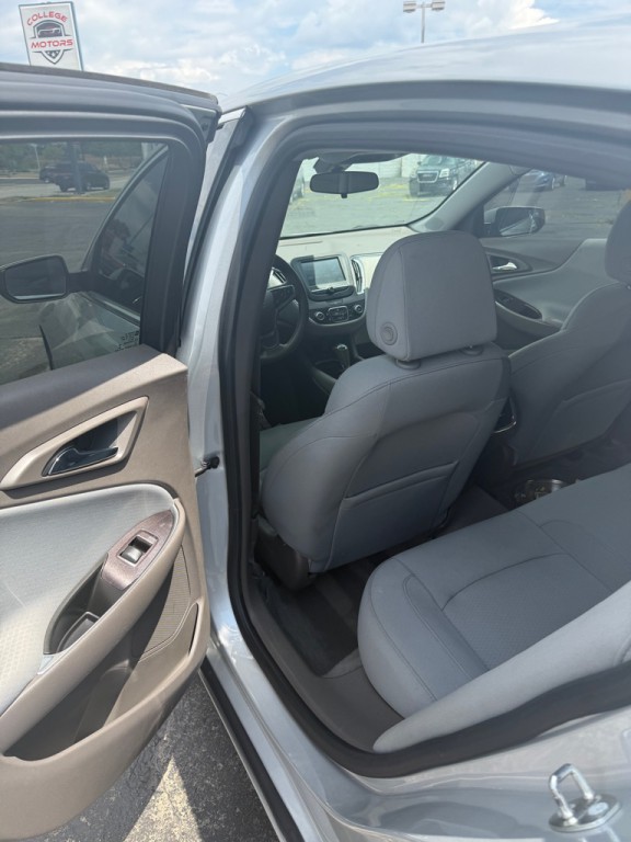2017 Chevrolet Malibu Image 12