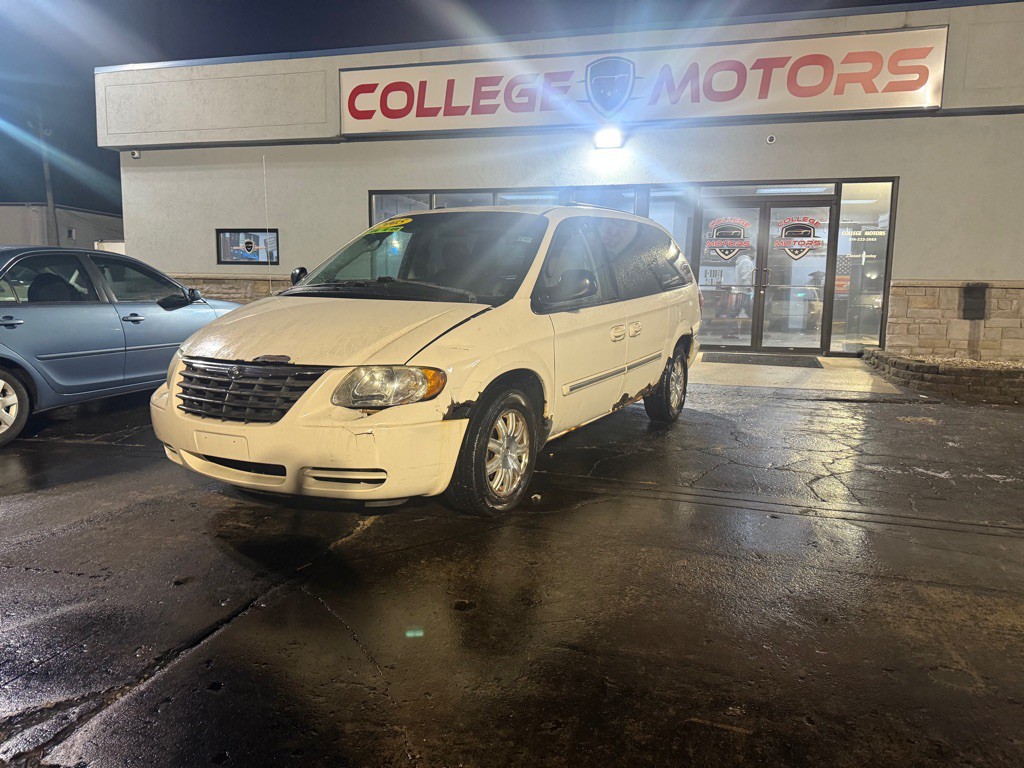 2005 Chrysler Town & Country Image 1