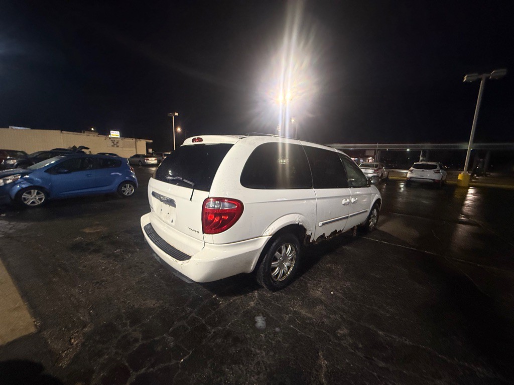 2005 Chrysler Town & Country Image 4