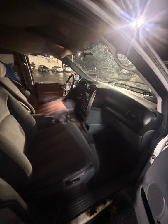 2005 Chrysler Town & Country Image 5