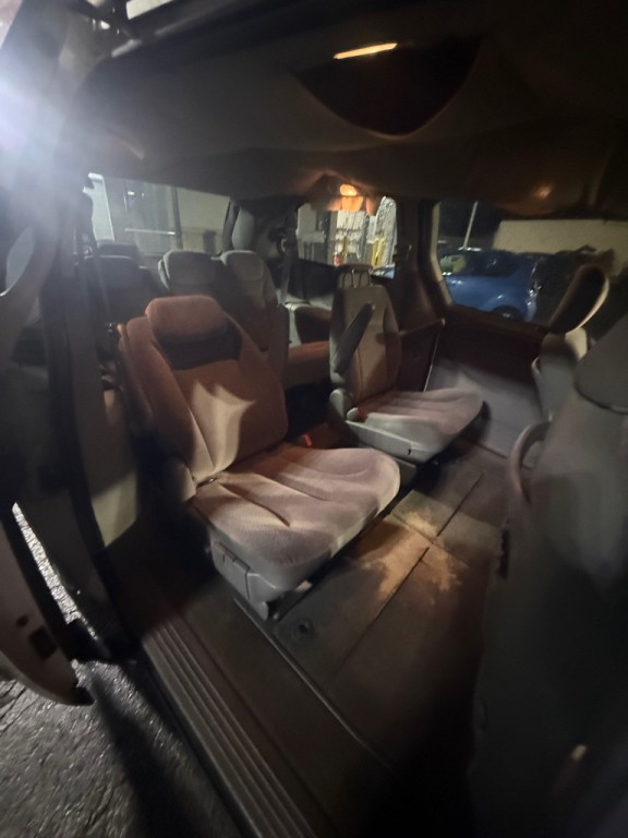2005 Chrysler Town & Country Image 6