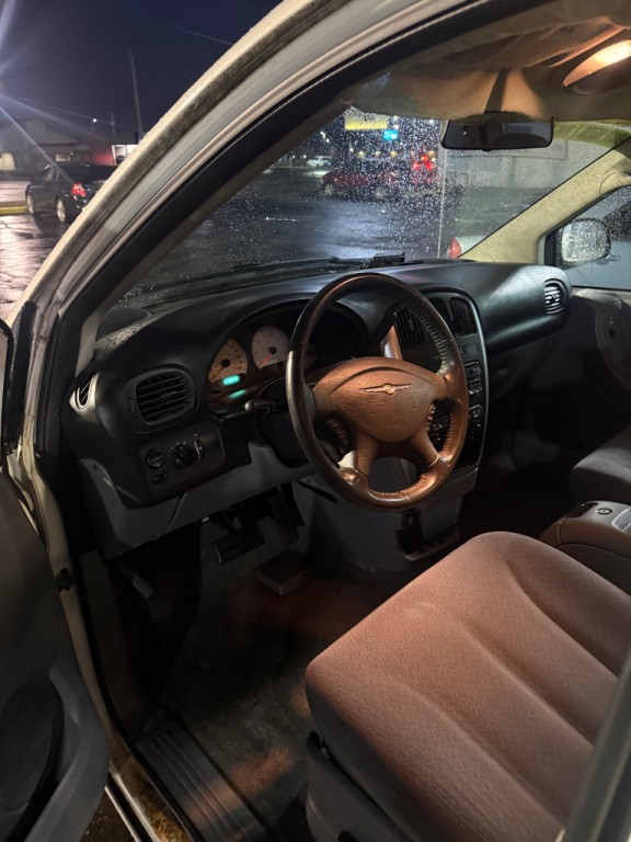 2005 Chrysler Town & Country Image 8