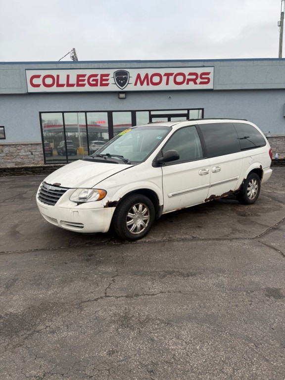 2005 Chrysler Town & Country Image 9