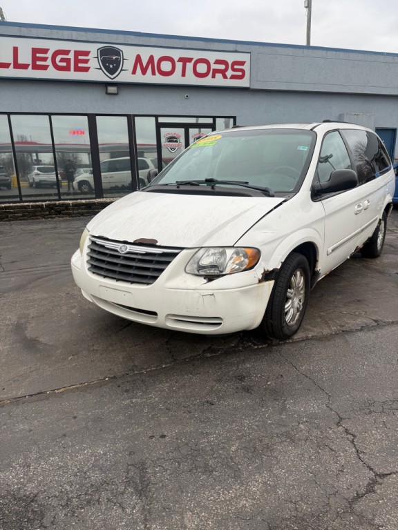 2005 Chrysler Town & Country Image 10