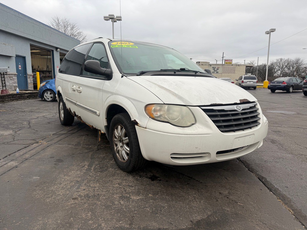 2005 Chrysler Town & Country Image 11