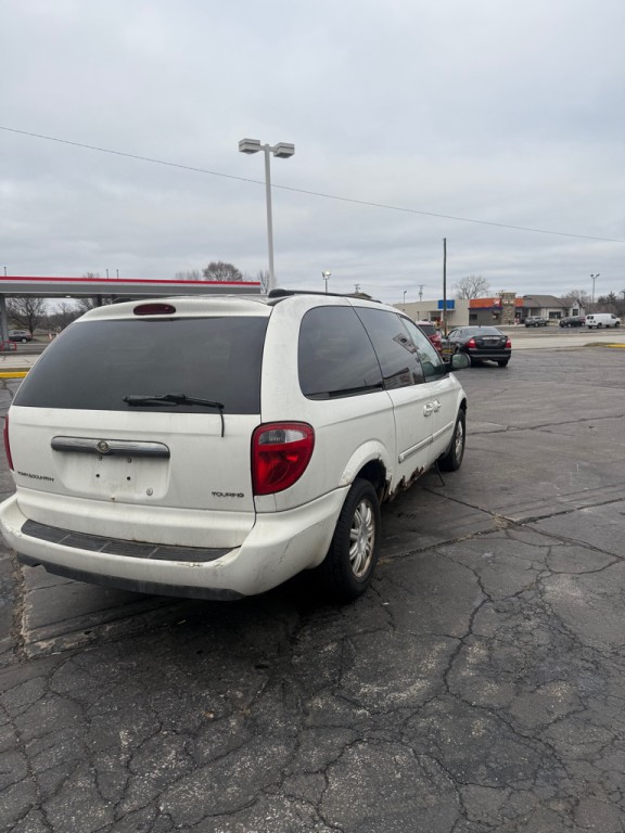 2005 Chrysler Town & Country Image 12
