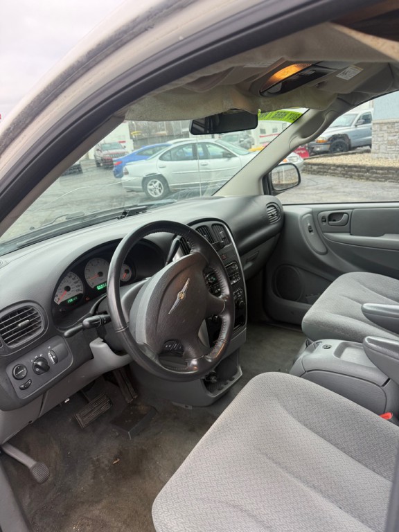 2005 Chrysler Town & Country Image 14