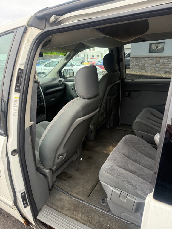 2005 Chrysler Town & Country Image 16