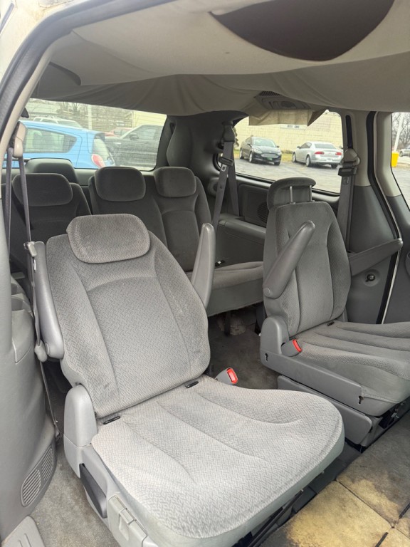 2005 Chrysler Town & Country Image 17