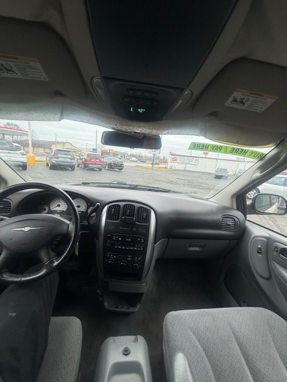 2005 Chrysler Town & Country Image 18