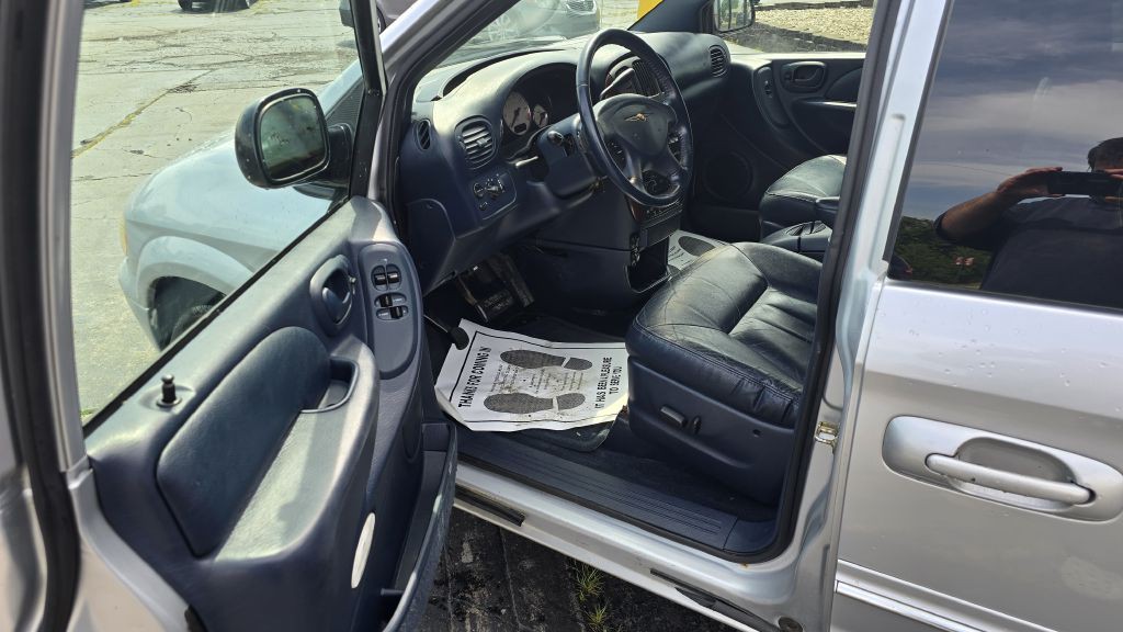 2003 Chrysler Town & Country Image 2
