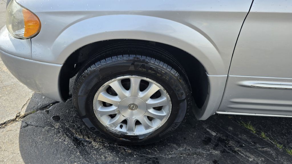 2003 Chrysler Town & Country Image 4