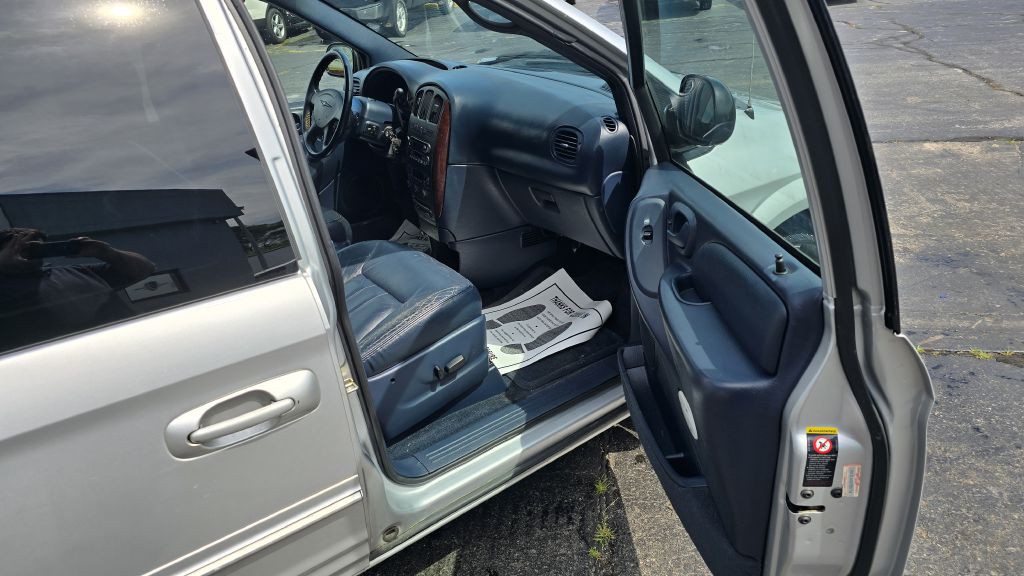 2003 Chrysler Town & Country Image 8