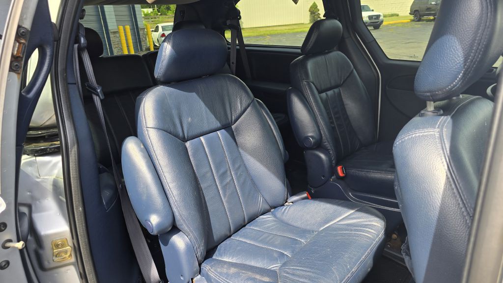 2003 Chrysler Town & Country Image 9
