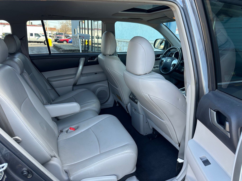 2013 Toyota Highlander Image 16