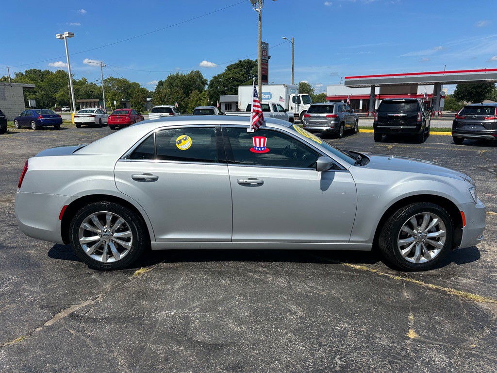 2021 Chrysler 300 Image 7