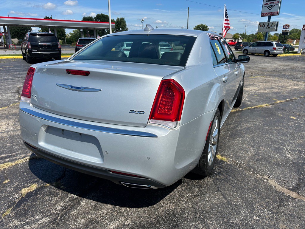 2021 Chrysler 300 Image 8